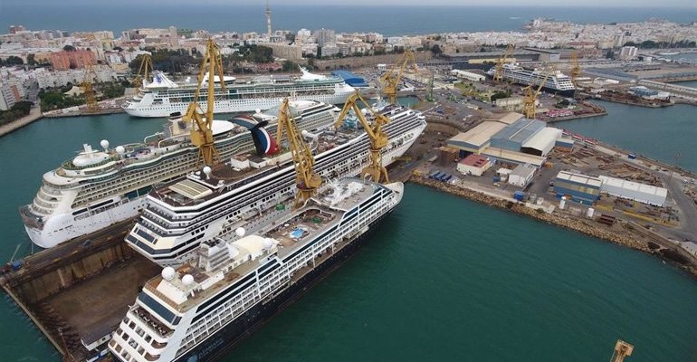 Paros diarios de dos horas en el astillero de Cádiz por la readmisión de cuatro trabajadores despedidos