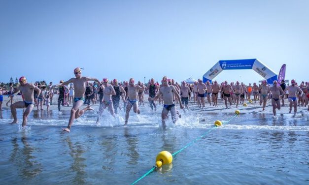 La XIV travesía a nado de El Puerto marca récord de participación y solidaridad con casi 300 nadadores