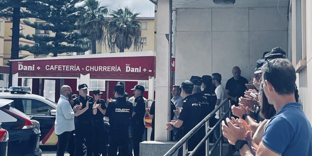 Sentido minuto de silencio en El Puerto por el agente de la Policía Nacional fallecido en Andújar