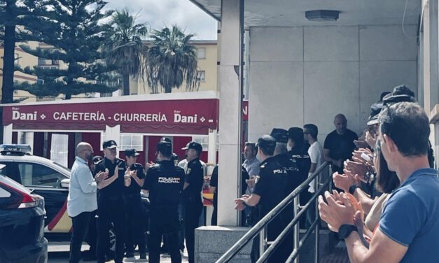 Sentido minuto de silencio en El Puerto por el agente de la Policía Nacional fallecido en Andújar