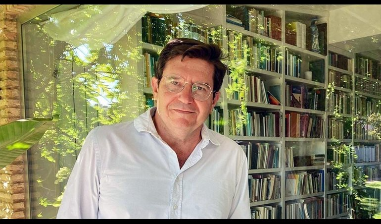 El escritor portuense Enrique García-Máiquez encabeza como independiente la lista de Vox al Senado por Cádiz
