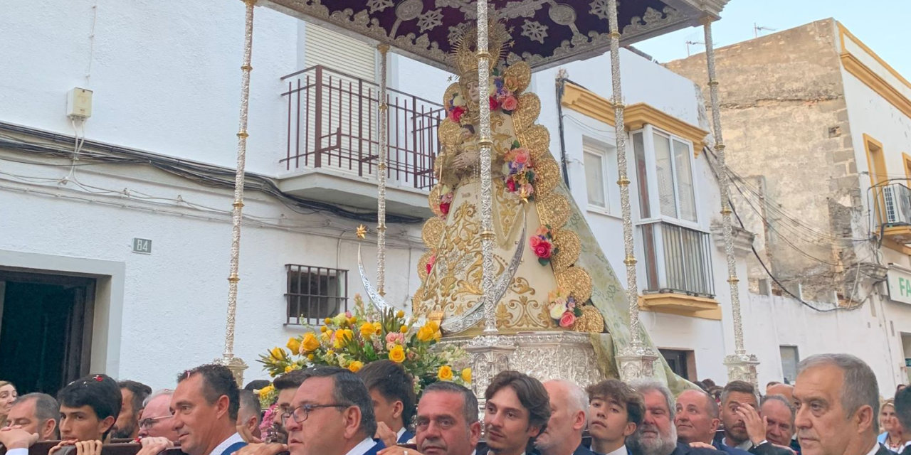 Amplia participación de mujeres de mantilla en la procesión de la Virgen del Rocío