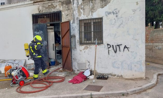 Los bomberos actúan en un incendio en un local de la calle Yapeyú de la barriada de Sudamérica