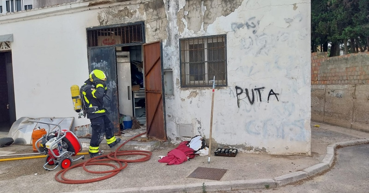 Los bomberos actúan en un incendio en un local de la calle Yapeyú de la barriada de Sudamérica