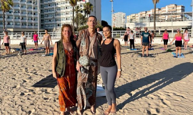 La actividad 'Yoga al atardecer' recauda 350 euros para Cemuproan