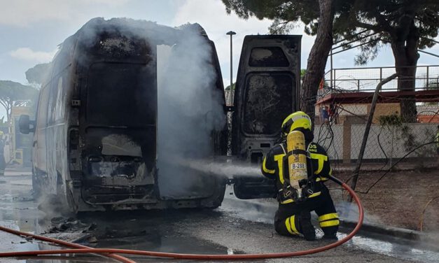 Bomberos extinguen una furgoneta ardiendo en la calle Cepa, en el supermercado Cash García