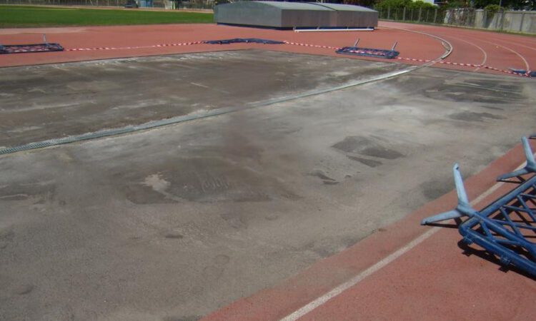 El Ayuntamiento repara parte de la pista de atletismo de la ciudad deportiva