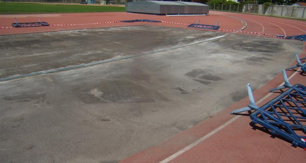 El Ayuntamiento repara parte de la pista de atletismo de la ciudad deportiva