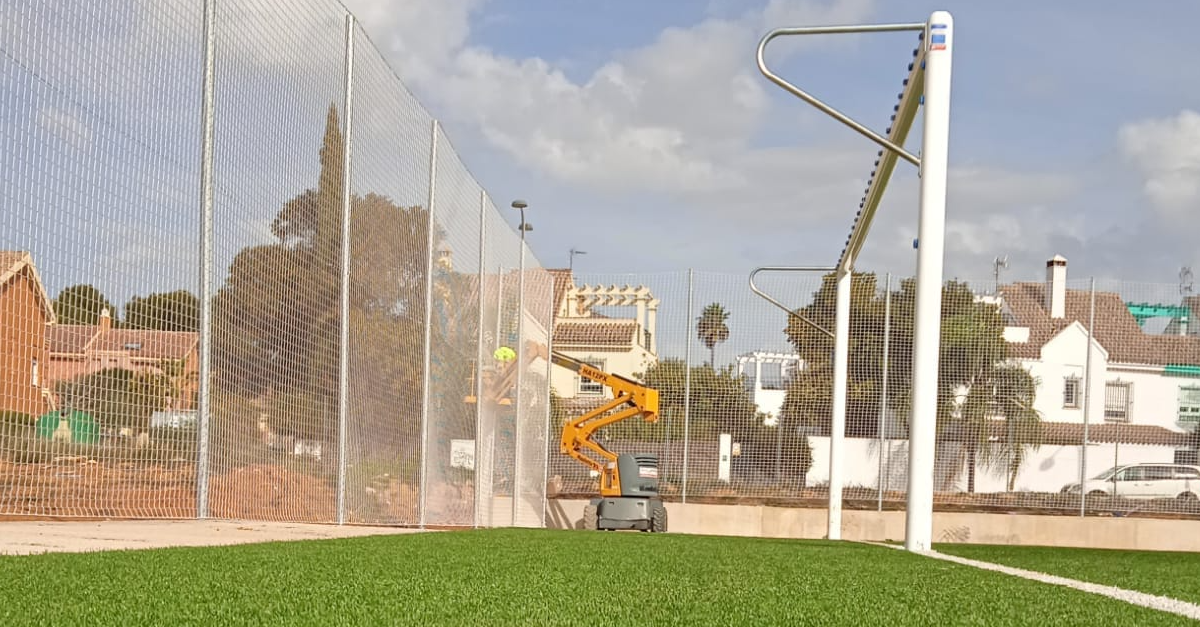 El Ayuntamiento adjudica a Firmes y Carreteras el cerramiento del campo de fútbol de El Águila