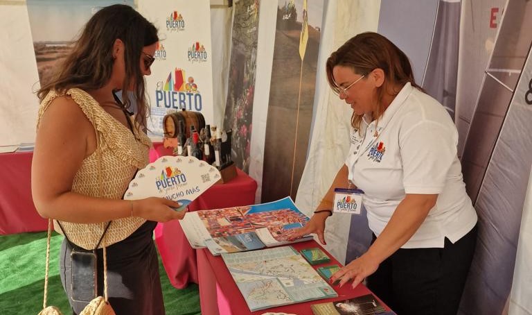 El Ayuntamiento muestra las excelencias de la ciudad en un stand en la Base Naval de Rota