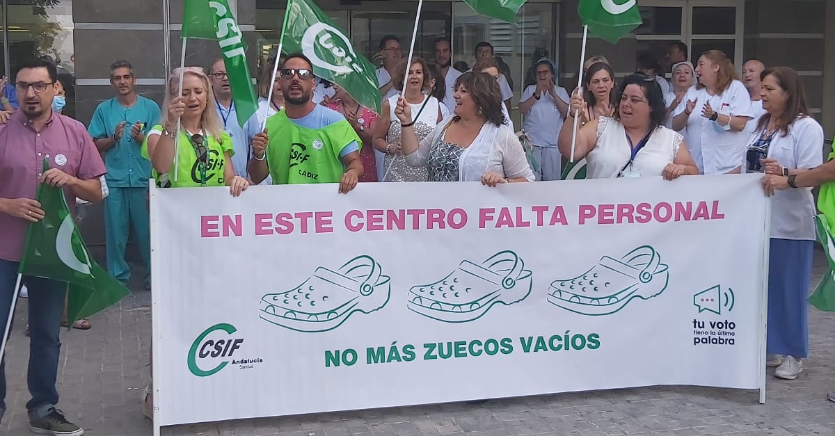 CSIF se concentra en el hospital de Puerto Real en protesta por las insuficientes contrataciones de verano