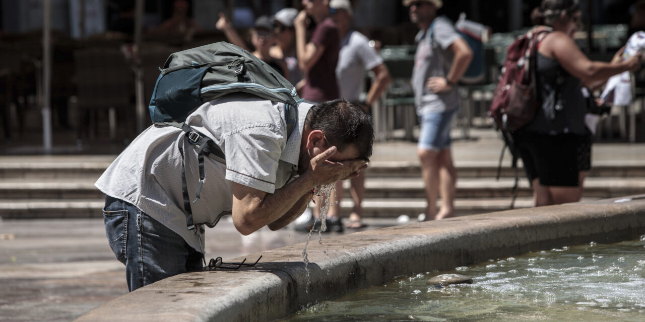 Avisos por calor en cinco provincias andaluzas y por fuerte oleaje en Cádiz