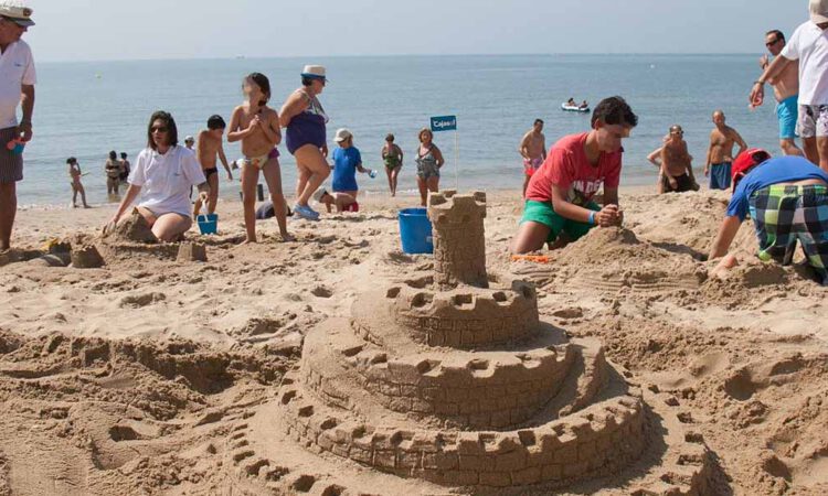 La Playa de El Buzo acoge el III Concurso de Castillos de Arena de la Fundación Cajasol