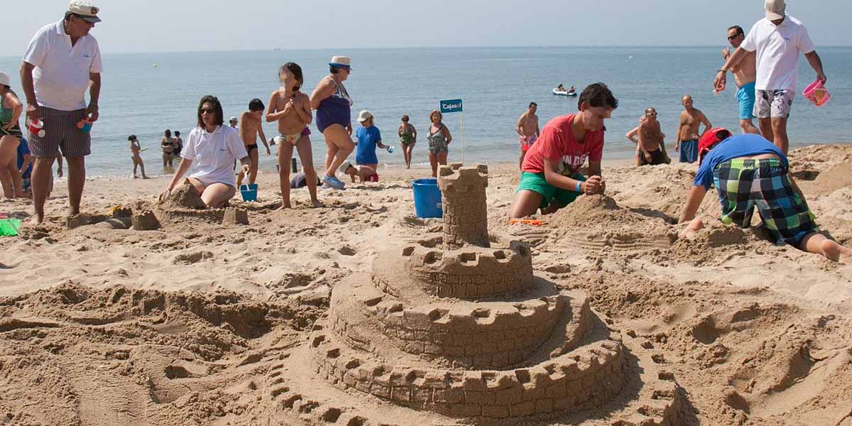 La playa de El Buzo acoge este miércoles un nueva edición del "Concurso de Castillos de Arena"