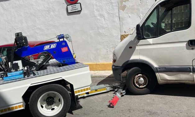La Policía Local recupera una furgoneta que figuraba como sustraída y un ciclomotor robado
