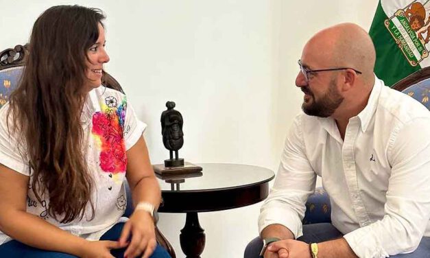 Beardo recibe a Azahara Zayn, profesora del Ceip Castillo de Doña Blanca, nominada a “Mejor Docente de España 2023”