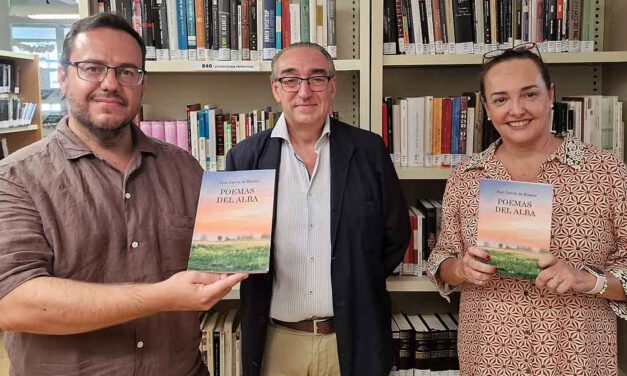 García de Romeu dona a la Biblioteca dos ejemplares de “Poemas del alba”, su libro más reciente