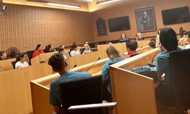 Carmen Lara preside un Pleno cargado de niñez para anunciar la creación del Consejo de la Infancia