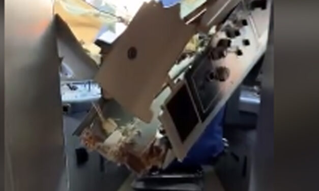 Un tren arrolla un tractor que había invadido la vía por un paso a nivel en Huelva