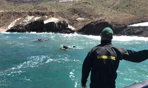 Hallan el cadáver de un hombre en el mar en el Puerto de Málaga