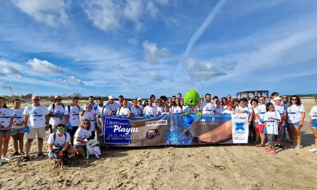 Voluntarios participan en una jornada de limpieza en la Playa de La Puntilla promovida por El Paseo