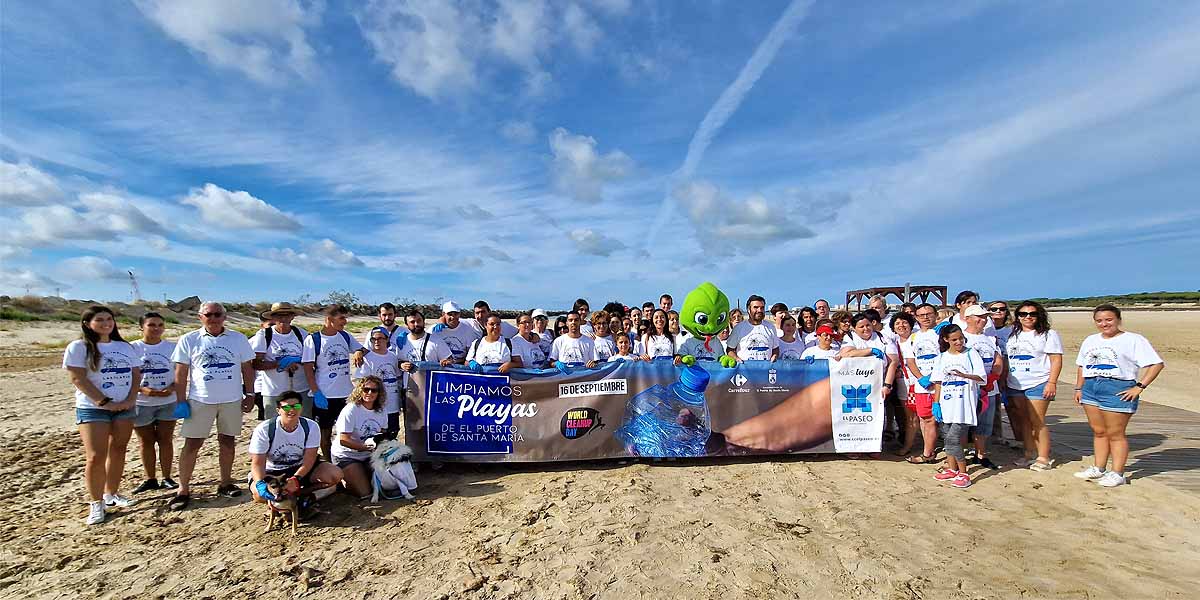 Voluntarios participan en una jornada de limpieza en la Playa de La Puntilla promovida por El Paseo