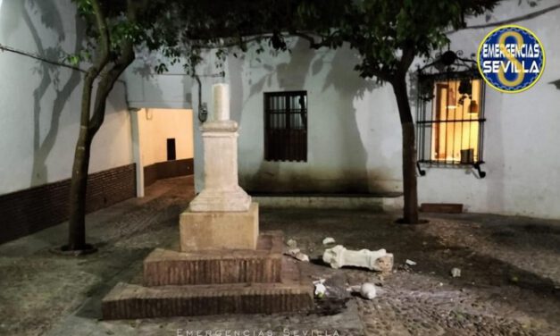 Destrozan durante la noche el crucero de la plaza de Santa Marta en el centro de Sevilla