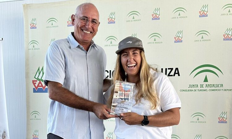 Pilar Lamadrid se corona en la copa de Andalucía de iQFoil