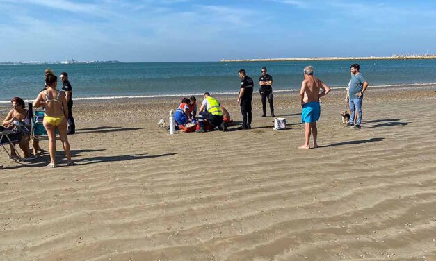 Un enfermero salva la vida de un hombre en la playa de Valdelagrana