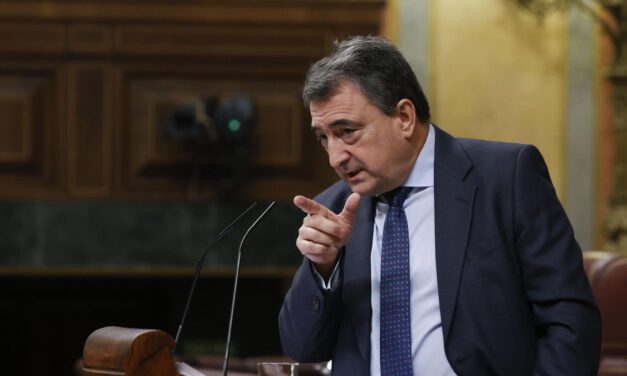 El PNV al PP: "Alberto, tu tractor tiene gripado el motor por usar aceite Vox"