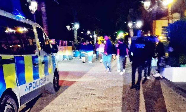 La Policía Local desaloja a 700 jóvenes haciendo botellón en el parque Calderón