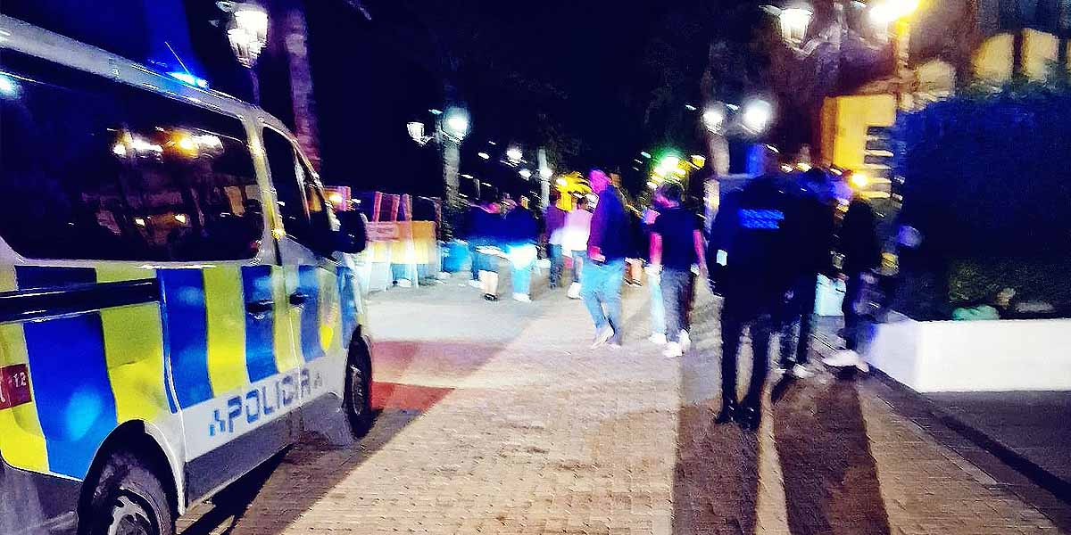 La Policía Local desaloja a 700 jóvenes haciendo botellón en el parque Calderón
