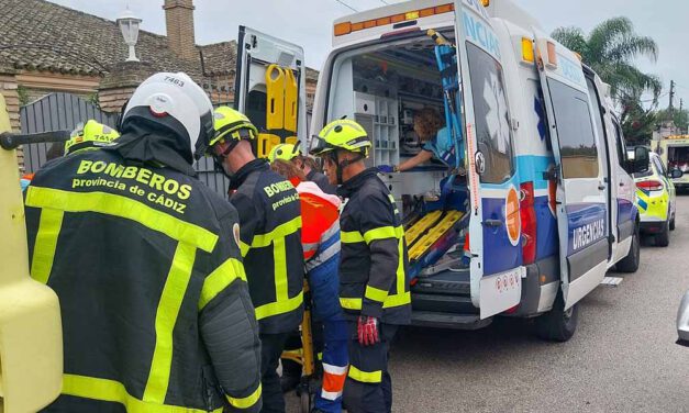 Bomberos rescatan a una mujer tras caer a una piscina vacía