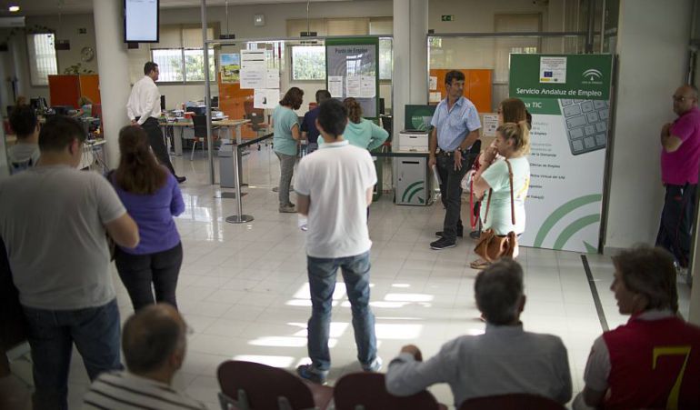 Enero arranca con 20.077 parados más por el fin de la campaña de Navidad