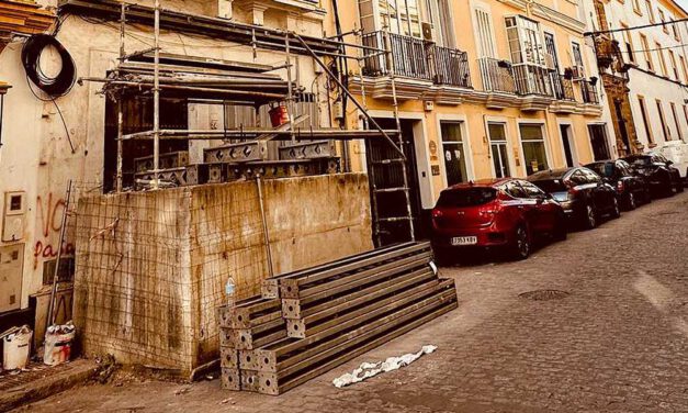 El Ayuntamiento obliga a la retirada del andamiaje de San Bartolomé 26, que llevaba ocho años obstaculizando el tránsito
