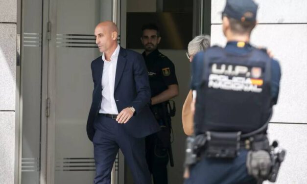 Luis Rubiales, detenido y trasladado por la Guardia Civil a su llegada a Madrid
