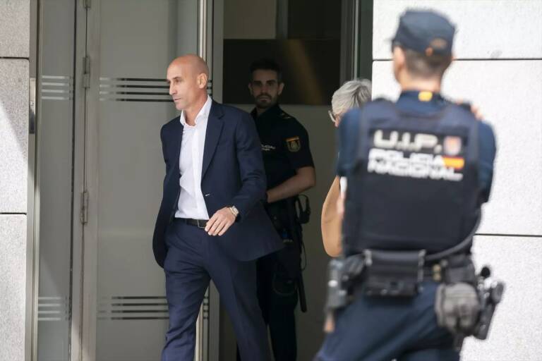 Luis Rubiales, detenido y trasladado por la Guardia Civil a su llegada a Madrid