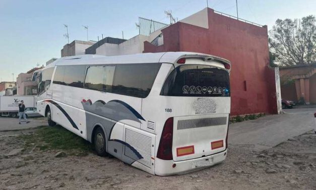Denuncian a un conductor que encajó un autobús sin pasajeros y dio positivo en alcohol