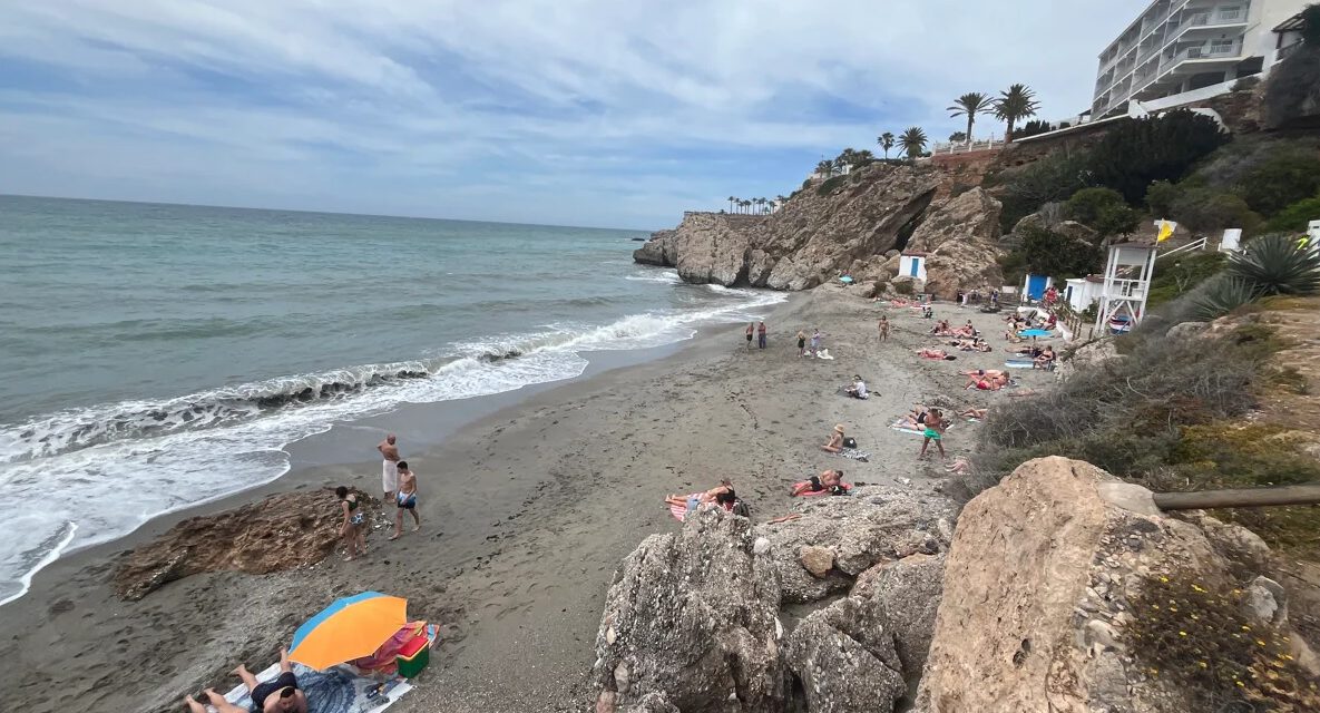 Un joven de 27 años muere al caer desde un acantilado en Nerja