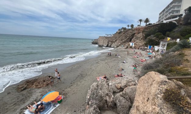 Un joven de 27 años muere al caer desde un acantilado en Nerja