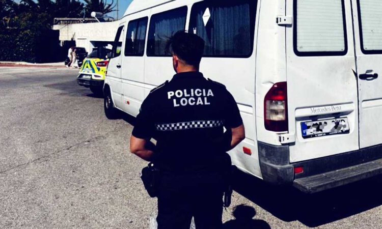 La Policía Local intercepta a tres taxis 'piratas' en El Puerto durante el fin de semana