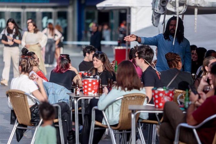 Más del 80% de los españoles aseguran ser personas felices, según el CIS