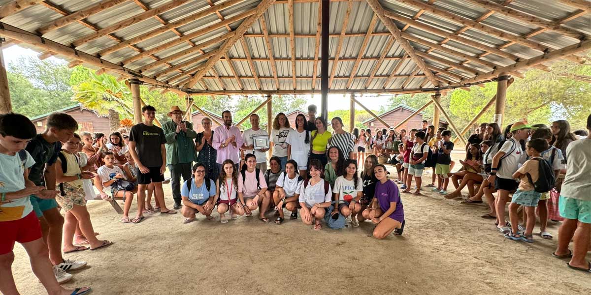 El Puerto rinde homenaje a 'Quillo', sacerdote que cumple 25 años visitando el CEAAN rodeado de jóvenes