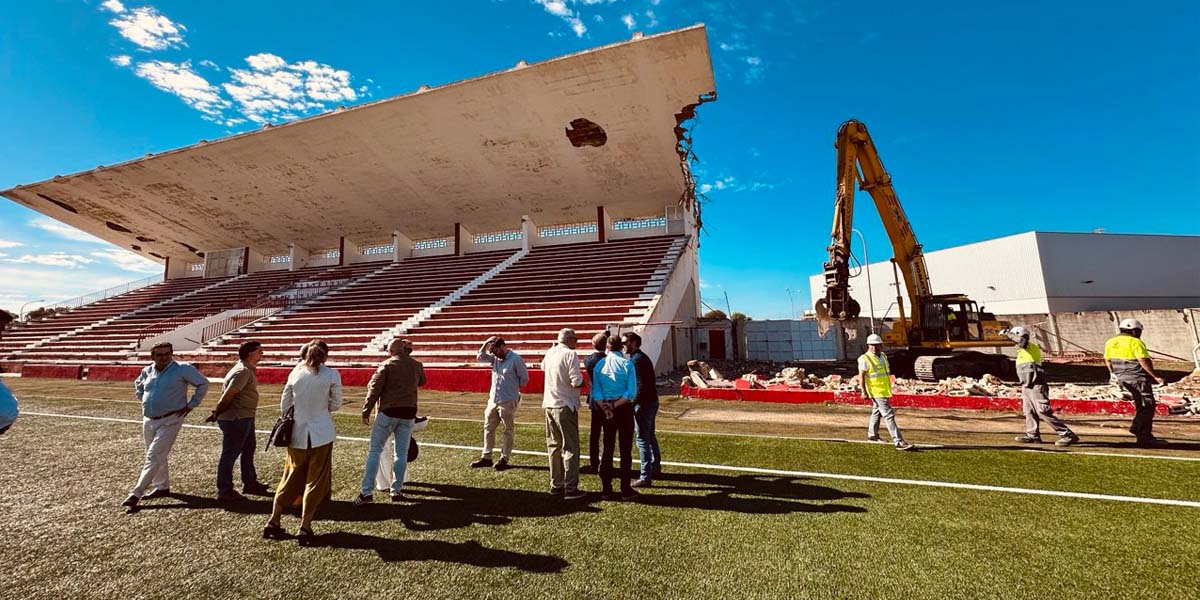 Comienza la rehabilitación del Estadio José del Cuvillo con la demolición de la cubierta de la tribuna