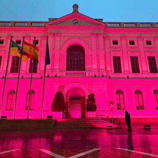 El Ayuntamiento iluminará su fachada de rosa este viernes para conmemorar el Día Mundial contra el Cáncer de Mama