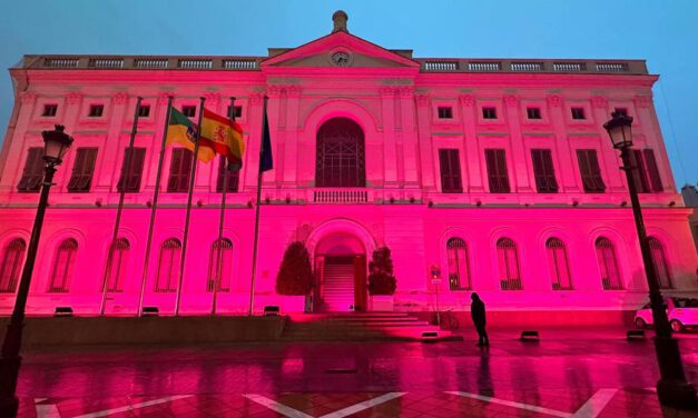 El Ayuntamiento iluminará su fachada de rosa este viernes para conmemorar el Día Mundial contra el Cáncer de Mama