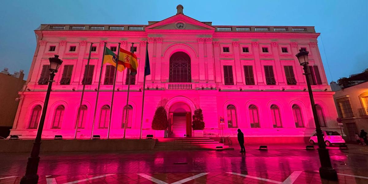 El Ayuntamiento iluminará su fachada de rosa este viernes para conmemorar el Día Mundial contra el Cáncer de Mama