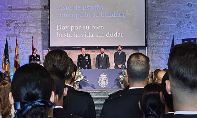 Homenaje a los Ángeles Custodios y distinciones en el acto por los 200 años de la Policía Nacional en El Puerto