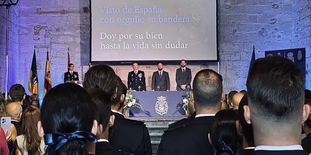 Homenaje a los Ángeles Custodios y distinciones en el acto por los 200 años de la Policía Nacional en El Puerto