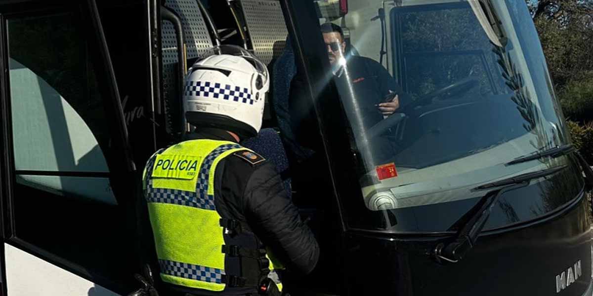 La Policía Local de El Puerto inspecciona 90 autobuses escolares y recupera un vehículo robado